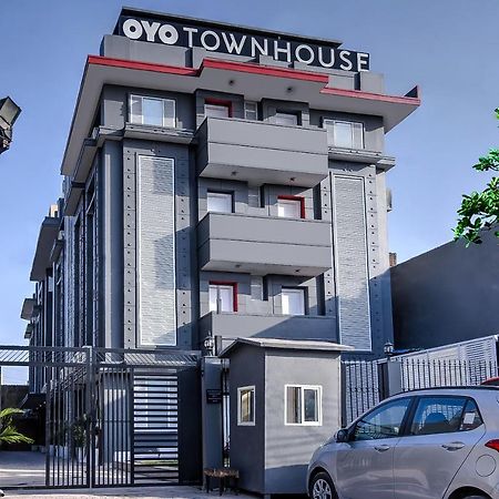 Hotel Oyo Townhouse 044 Sector 14 Gurugram à Gurgaon Extérieur photo