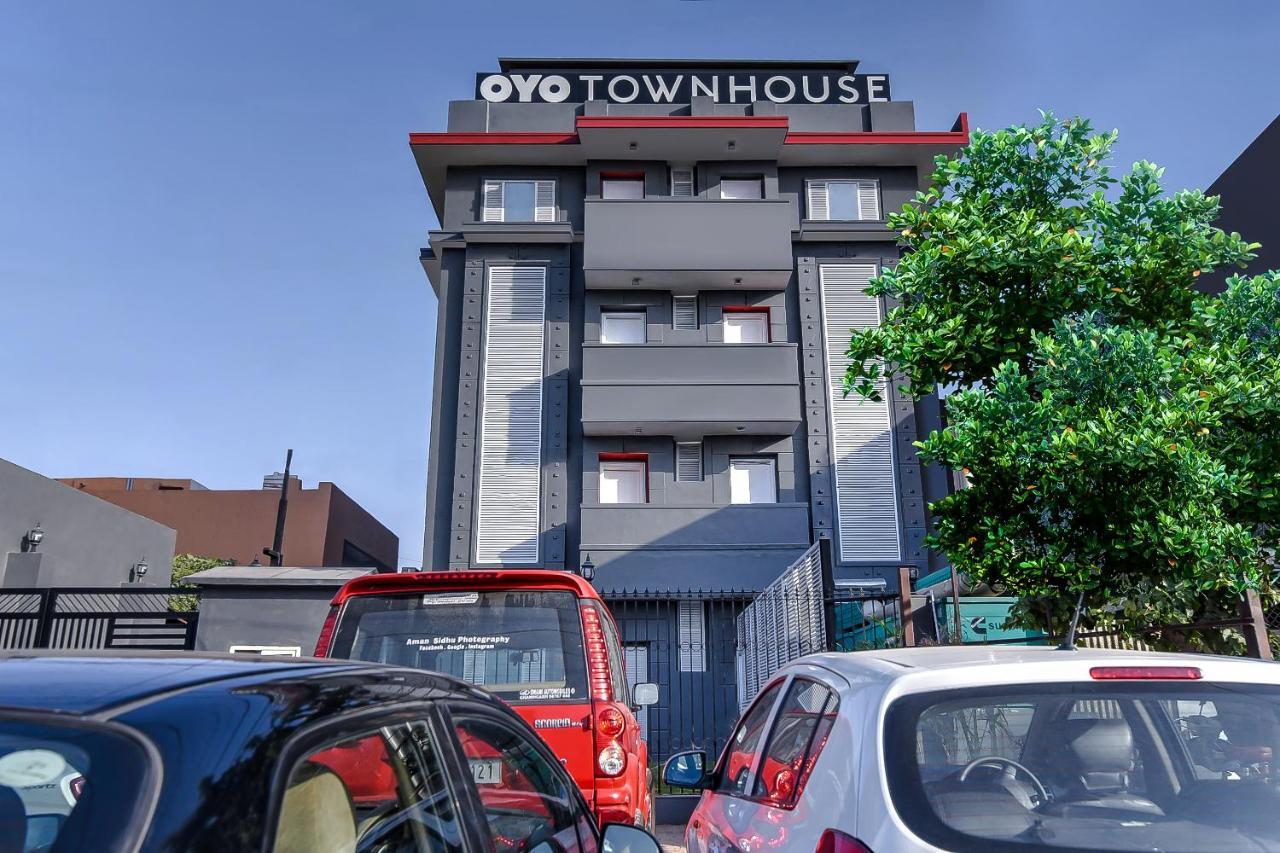 Hotel Oyo Townhouse 044 Sector 14 Gurugram à Gurgaon Extérieur photo